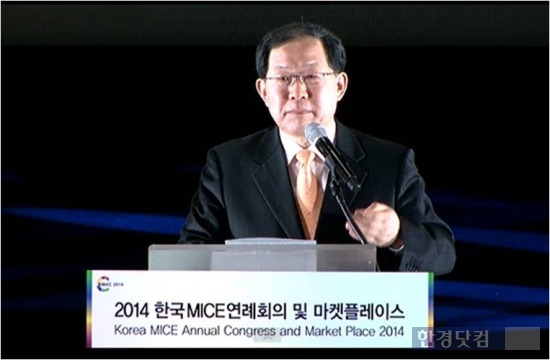 2014 한국 마이스(MICE)연례총회가 정부기관, 산업계, 학계 등 1천여명이 참여한 가운데 '마이스 한류, 대한민국을 살리다'를 주제로 22일까지 대구전시컨벤션센터(EXCO)에서 열린다. 사진은 21일 연례총회 개막행사에서 축사를 하고 있는 박병원 서비스산업총연합회 회장 모습. / 사진. 이선우 기자 seonwoo_lee@hankyung.com