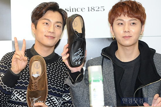 [포토] 비스트 윤두준-용준형, '신발을 들어도 멋지네~'