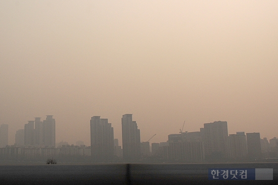 [포토] 미세먼지로 뿌옇게 변한 서울 하늘