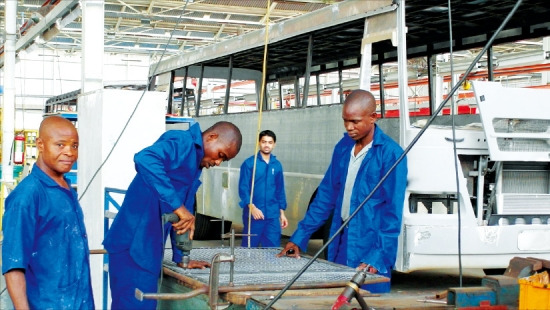 나이지리아 라고스에 있는 스탤리온그룹의 상용차 조립공장에서 현지 근로자들이 버스를 만들고 있다. 김현석 기자
 