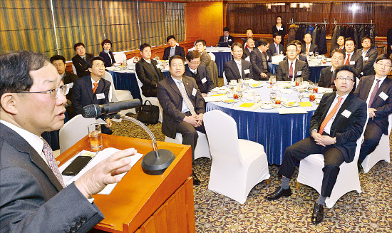 한국경제신문과 한국프랜차이즈학회가 공동 주최한 ‘제2회 프랜차이즈 리더스 포럼’이 5일 오전 서울 은행회관에서 열렸다. 포럼 참석자들이 박병원 서비스산업총연합회 회장의 주제발표를 듣고 있다. 강은구 기자 egkang@hankyung.com