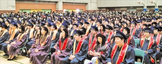 경기 용인시 용인외고 대강당에서 졸업생들이 6일 졸업식을 하고 있다. 박상익 기자