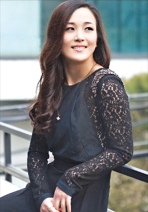 뮤지컬 ‘위키드’에서 초록마녀 엘파바 역과 영화 ‘겨울왕국’의 엘사 한국어 더빙을 맡은 배우 박혜나 씨.