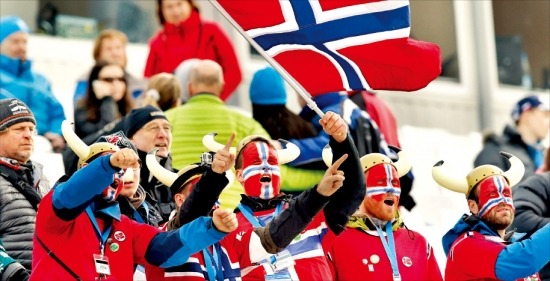 < 바이킹의 후예 > 9일(현지시간) 2014 동계올림픽이 열리고 있는 러시아 소치에서 바이킹 분장을 한 노르웨이 응원단이 국기를 흔들며 알파인스키 선수들을 응원하고 있다. 소치AP연합뉴스