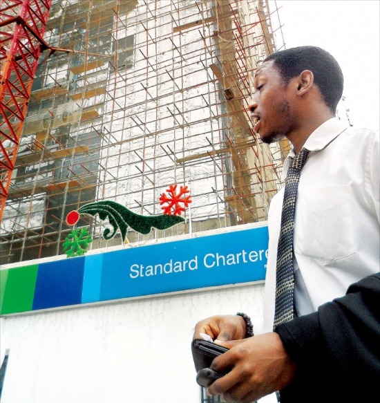 스탠다드차타드(SC)은행 나이지리아법인은 최대 도시 라고스의 빅토리아아일랜드 지역에 초고층 신사옥을 짓고 있다. 나이지리아에서는 2008년 글로벌 금융위기 이후 50여개 은행이 구조조정을 거쳐 20여개로 대형화하면서 금융산업이 성장하고 있다. 김현석 기자 
