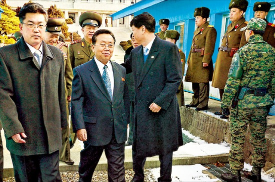 < 군사분계선 넘는 北 수석대표 > 남북 고위급 접촉 북측 수석대표인 원동연 통일전선부 부부장(앞줄 왼쪽 두 번째) 등이 12일 군사분계선을 넘어 판문점 우리 측 지역 평화의 집으로 이동하고 있다. 통일부 제공