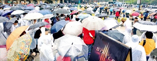 5000여명의 게이머들이 2012년 5월 ‘디아블로3 소장판’을 사기 위해 서울 왕십리 판매 행사장에 몰렸다.  