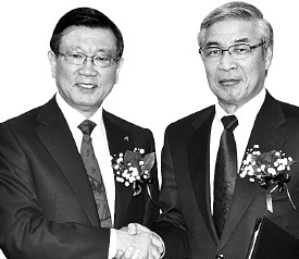 박삼구 금호그룹 회장(왼쪽)과 나구모 다다노부 요코하마 고무 회장이 기술 제휴 본계약을 맺은 뒤 악수하고 있다. 금호타이어 제공