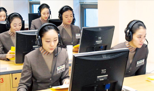 아시아나항공 객실승무원들이 서울 강서구 오쇠동 본사에서 직무특화교육 중 하나인 기내방송수업을 받고 있다.  /아시아나 제공

 
