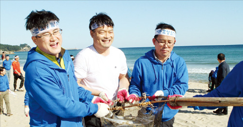 효성 팀장들이 지난해 10월 초 강원 양양군 동호리 해수욕장에서 힐링교육프로그램인 ‘팀장의 길, 아프니까 팀장이다’에 참가해  ‘후리 그물 체험 활동’을 하고 있다.  /효성 제공
 