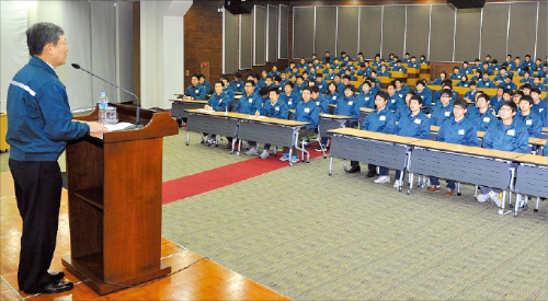 이재성 현대중공업 회장이 울산 본사 인재교육원에서 신입사원을 대상으로 강연하고 있다.  
/현대중공업  제공