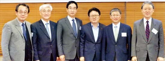 한국경제신문과 한국공학한림원 공동 주최로 17일 오후 서울 기술센터에서 열린 공대 혁신 토론회 참석자. 왼쪽부터 서일홍 한양대 교수(사회), 김흥남 ETRI 원장, 이준식 서울대 연구부총장, 안승권 LG전자 사장, 채수원 고려대 공대학장, 강신영 과실연 상임대표. 한국공학한림원 제공