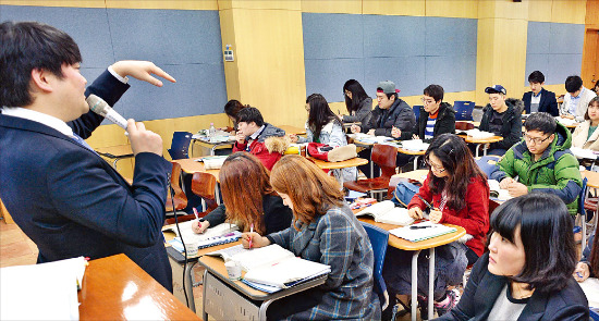 테샛 특강에 참여한 인하대 학생들이 필기를 하며 강사의 강의를 듣고 있다. 신경훈 기자 nicerpeter@hankyung.com