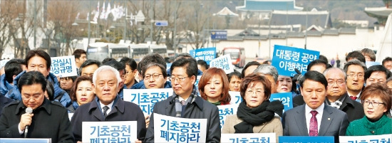 민주당의 김한길 대표(앞줄 왼쪽 두 번째)와 의원들이 19일 서울 광화문광장에서 ‘국가기관 대선 개입 특검 관철과 간첩 조작사건 규탄 및 기초선거 정당공천 폐지 촉구 결의대회’를 열고 전병헌 원내대표(맨 왼쪽)의 발언을 듣고 있다. 연합뉴스