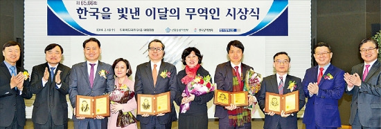 제65, 66회 ‘한국을 빛낸 이달의 무역인’ 시상식이 19일 서울 삼성동 트레이드타워에서 열렸다. 왼쪽부터 정구학 한국경제신문 부국장, 안현호 한국무역협회 부회장, 박윤식 세고스 사장 부부, 채희철 디에이치라이팅 사장 부부, 강동환 제이시스메디칼 사장, 김인선 푸른텍스타일 전무, 오석송 한빛회 회장, 권평오 산업통상자원부 실장. 한국무역협회 제공