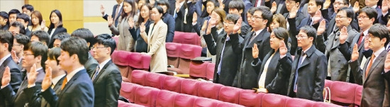 법관 즉시임용제도가 폐지되면서 전통적으로 사법연수원생들의 선호 직업 1위였던 판사의 아성도 무너지고 있다. 사진은 지난달 20일 사법연수원 43기생들이 경기 고양시 사법연수원에서 열린 수료식에 참석한 모습. 한경DB