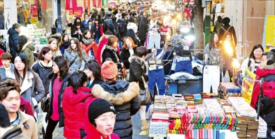 20일 오후 서울 명동 거리를 찾은 시민들과 외국인 관광객들이 길게 줄지어 들어선 노점들 사이를 지나가고 있다. 허문찬 기자 sweat@hankyung.com