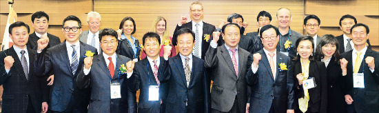 서울국제스포츠산업포럼에 참석한 주요 인사들이 기념촬영하고 있다. 앞줄 왼쪽부터 김창호 스포츠산업협회(이하 스포츠협) 부회장, 박성희 한국외대 교수, 김도균 경희대 교수, 오정석 스포츠협 부회장, 이홍석 스포츠협 회장, 윤양수 문화체육관광부 과장, 박찬규 국민체육진흥공단 본부장, 이윤남 율촌 변호사, 김수잔 한국체육대 교수, 김창율 스포츠코리아 대표. 뒷줄 왼쪽부터 김상철 한국경제신문 대외협력국장, 그래튼 셰필드 헬럼대 교수, 마리케 탁스 윈저대 교수, 레옵키 조지아대 교수, 크리스토프 브로이어 퀼른스포츠대 교수, 박기철 스포츠투아이 전무, 박성배 곤자가대 교수, 프랭크 폰즈 라발대 교수, 변건웅 조지아대 교수, 신재휴 서울시립대 교수. 허문찬 기자 sweat@hankyung.com