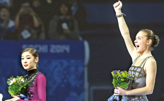 ‘피겨여왕’ 김연아(왼쪽)가 21일(한국시간) 러시아 소치 아이스버그 스케이팅팰리스에서 열린 피겨 여자 싱글 경기에서 은메달을 딴 뒤 금메달을 차지한 아델리나 소트니코바(러시아)를 담담한 표정으로 보고 있다. 연합뉴스