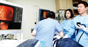 고려대 구로병원 소화기·내시경센터 의료진이 내시경을 활용해 소화기질환 환자를 수술하고 있다.  /고려대 구로병원 제공 