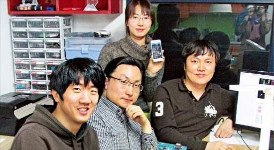 사물인터넷(IoT) 플랫폼을 만드는 스타트업 매직에코의 최형욱 공동대표(왼쪽 두 번째)와 최재규 공동대표(맨 오른쪽)가 직원들과 함께 개발한 스마트 램프 ‘루미스마트’ 앞에서 포즈를 취하고 있다. 김보영 기자 wing@hankyung.com