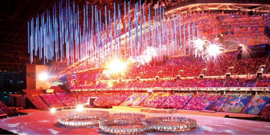 24일 새벽(한국시간) 열린 소치 동계올림픽 폐막식에서 화려한 불꽃이 터지는 가운데 무용가들이 오륜마크를 만들어 보이고 있다. 연합뉴스
