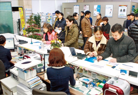 카드사 개인정보 유출 사태가 터진 지난 1월 이후 은행 영업점을 직접 찾는 사람이 늘고 있다. 25일 오후 서울 태평로 한 시중은행 영업점에서 사람들이 차례를 기다리고 있다. 박신영 기자