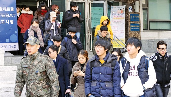 지난 22일 한국외국어대 고사장에서 테샛을 치른 수험생들이 시험을 마치고 나오고 있다.