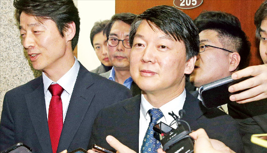 < 김한길·안철수 회동 “공천폐지 노력” > 안철수 새정치연합 중앙운영위원장(오른쪽)이 27일 김한길 민주당 대표와 만나 기초선거 정당 공천 문제를 논의한 뒤 민주당 대표실을 나서고 있다. 연합뉴스