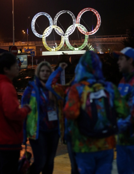 (소치=연합뉴스) 임헌정 기자 = 2014소치 동계올림픽 개막을 9일 앞둔 29일 러시아 소치국제공항에서 자원봉사자들이 대형 오륜기 조형물 앞에서 취재진과 이야기를 하고 있다. 