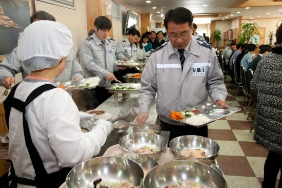 경북지방경찰청 직원들은 3일 구내식당에서 점심메뉴로 삼계탕 300인분을 무료 제공하는 시간을 가졌다./경북지방경찰청 제공