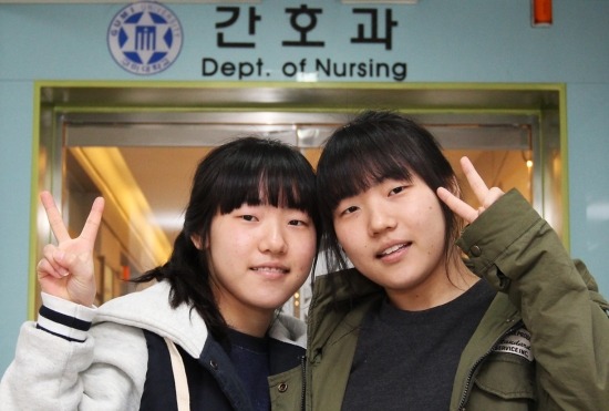 사진 왼쪽부터 구미대 간호과에 입학한 쌍둥이 자매 이다은양(19)과 이다혜양(19)/구미대 제공