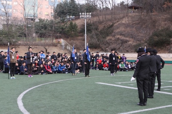 대경대학교 군사과 학생들이 신입생 환영을 위한 퍼포먼스 공연을 보여주고 있다./대경대학제공