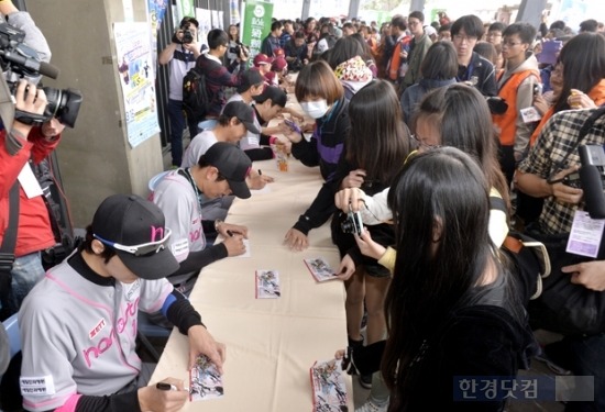 16일 오후 대만 타이중 인터콘티넨탈 야구장에서는 대만 자폐아동을 돕기 위한 '한국·대만 연예인 야구 관광 교류전'이 성황리에 개최됐다. 친선 경기에 앞서 김준, 김창렬, 오만석, 변기수, 이종원 등이 참석한 가운데 진행된 팬 사인회에는 30여개 현지 매체와 수 많은 인파가 몰려 식지 않은 '한류의 힘'을 느낄 수 있었다. 유정우 기자 seeyou@hankyung.com/ 사진= 공동사진단.