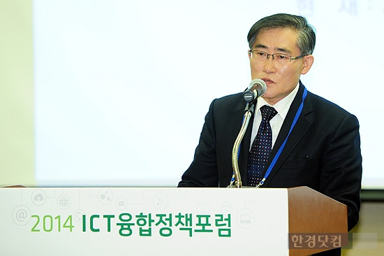 [포토] '2014 ICT융합정책포럼' 환영사 하는 황재활 한경닷컴 사장