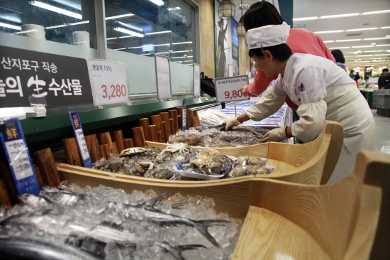 이마트, 수산물 진열방식 확 바꾼다…"소비 감소 탓"