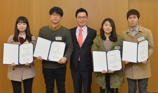 20일 한양대에서 열린 롯데장학재단 장학금 수여식에서 김현수 대표(가운데)가 한양대 장학생들과 함께 기념촬영 하고 있다.