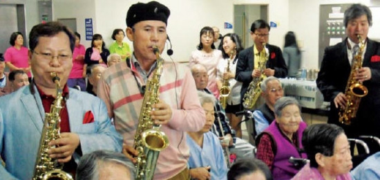 국세청 사랑나눔봉사단 ‘폰콰이어’ 김영준 과장(맨 왼쪽)과 김경곤 단장(왼쪽 두번째), 허승길 전무(맨 오른쪽) 등 단원들이 22일 경기 남양주 햇살요양원에서 색소폰 공연봉사를 하고 있다. 이해성 기자