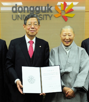 지난 20일 김희옥 동국대 총장을 찾아 5억 원을 기부한 진락스님(오른쪽).