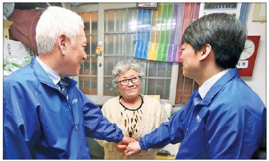 김한길(왼쪽), 안철수 새정치민주연합 공동대표가 27일 서울 연희동 빌라 지하에 사는 한 할머니를 찾아가 이야기하고 있다. 연합뉴스