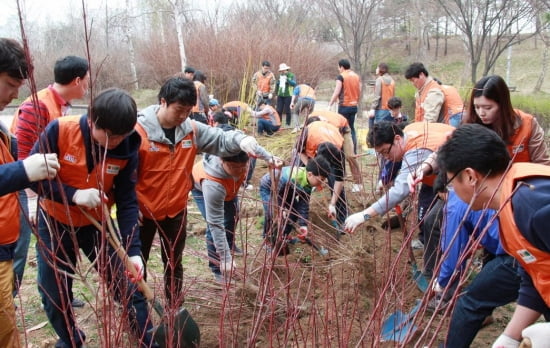 호반건설 봉사단, ‘서울숲’ 나무심기 나서