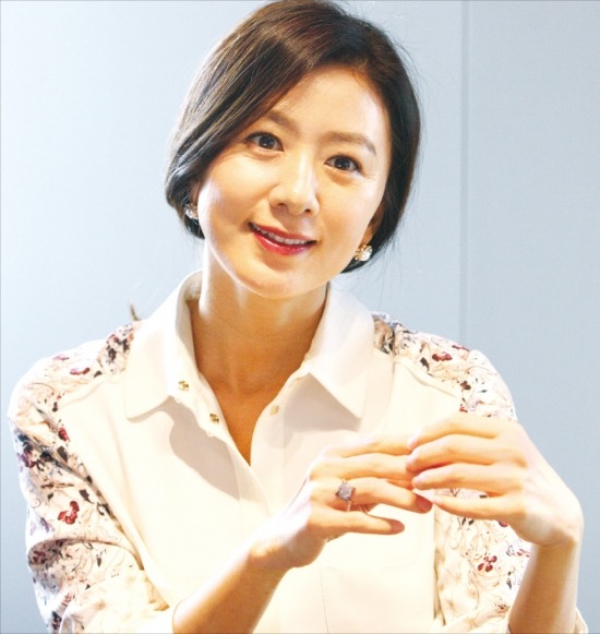 배우 김희애가 새 영화 ‘우아한 거짓말’의 개봉을 앞두고 촬영과정에 대해 이야기하고 있다.  