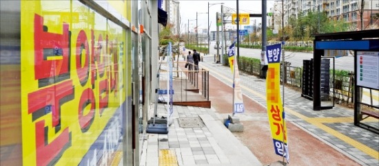 글로벌 금융위기 이후 경기 침체로 신규공급 과잉에 따른 미분양 해소가 이뤄지지 않아 상가 시장은 투자 분위기가 여전히 살아나지 않고 0있다. 한경DB