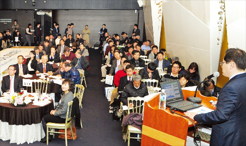 빅데이터에 대한 기업의 관심이 높아지면서 성공 사례가 잇따라 나오고 있다. 그러나 대다수의 기업은 아직도 활용 방법을 몰라 고민하고 있다. 사진은 한국과학기술정보연구원과 한국경제신문이 지난해 말 공동으로 주최한 ‘빅데이터 미래 포럼 2013’ 모습이다. 
/허문찬 기자 sweat@hankyung.com
 