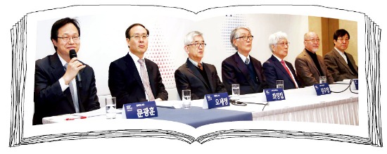 왼쪽부터 문광훈 충북대 교수, 오세정 서울대 교수, 최장집 고려대 명예교수, 김우창 고려대 명예교수, 유종호 전 연세대 석좌교수, 이승환 고려대 교수, 김상환 서울대 교수. 