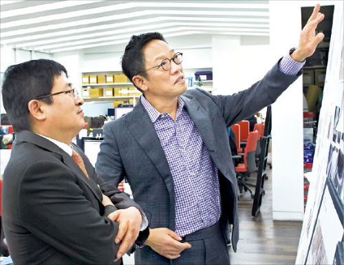 서울 여의도 현대카드 본사에 있는 디자인랩에서 정태영 현대카드 사장(오른쪽)과 이준우 팬택 사장이 디자인에 대해 의견을 나누고 있다.  현대카드 제공