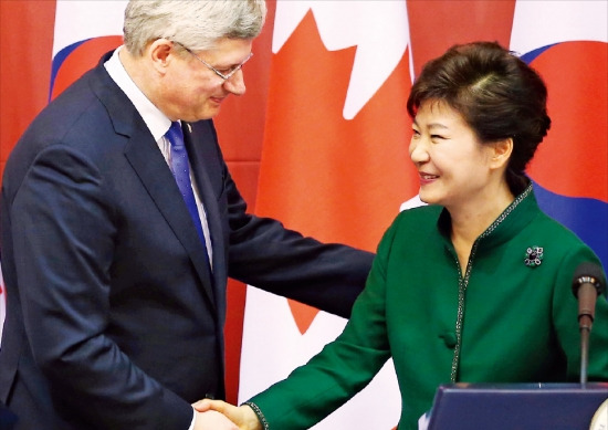 < “역사적 통상 협력” > 박근혜 대통령과 스티븐 하퍼 캐나다 총리가 11일 청와대에서 한·캐나다 자유무역협정(FTA) 타결을 발표하는 기자회견을 마친 뒤 악수하고 있다. 강은구 기자 egkang@hankyung.com