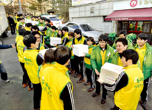 에쓰오일 신입사원들이 서울 마포지역에서 김장나눔 봉사활동을 하고 있다. 한경DB 