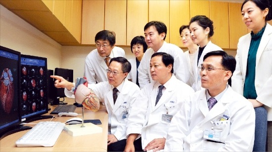 오재건 심장뇌혈관 병원장(아랫줄 왼쪽)이 의료진과 함께 환자 사진을 보며 얘기하고 있다. 삼성서울병원 제공
