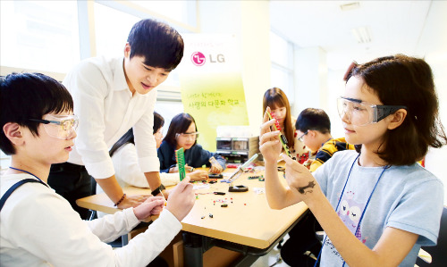 ‘LG 사랑의 다문화학교’에 참가한 어린이들이 LED 전구를 활용해 과학실험을 하고 있다.  /LG 제공 